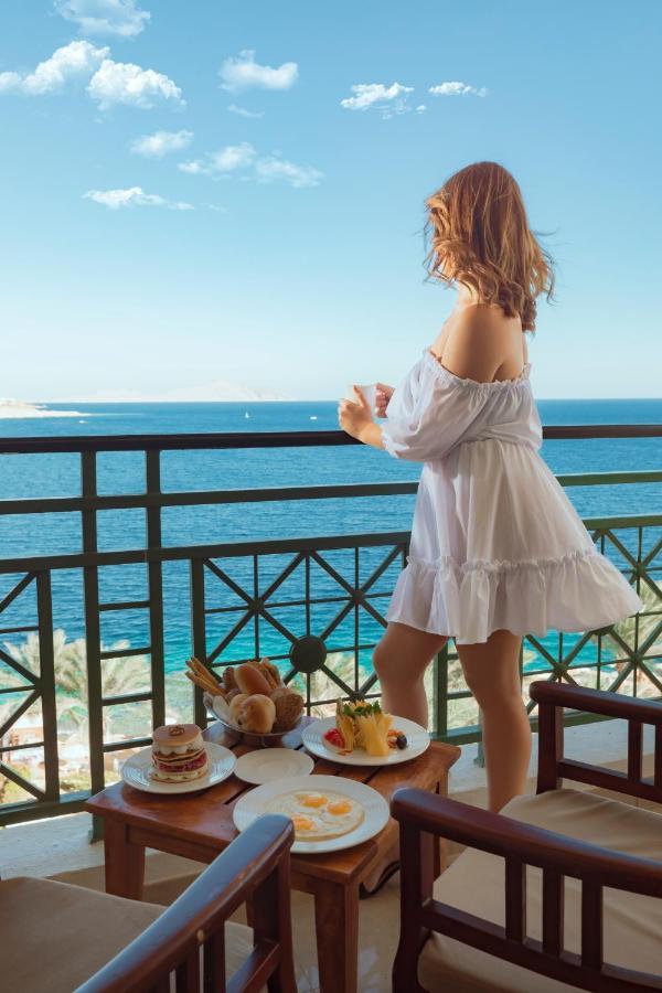 فندق وسبا ستيلا دي ماري بيتش شرم الشيخ المظهر الخارجي الصورة A woman wearing a sun dress