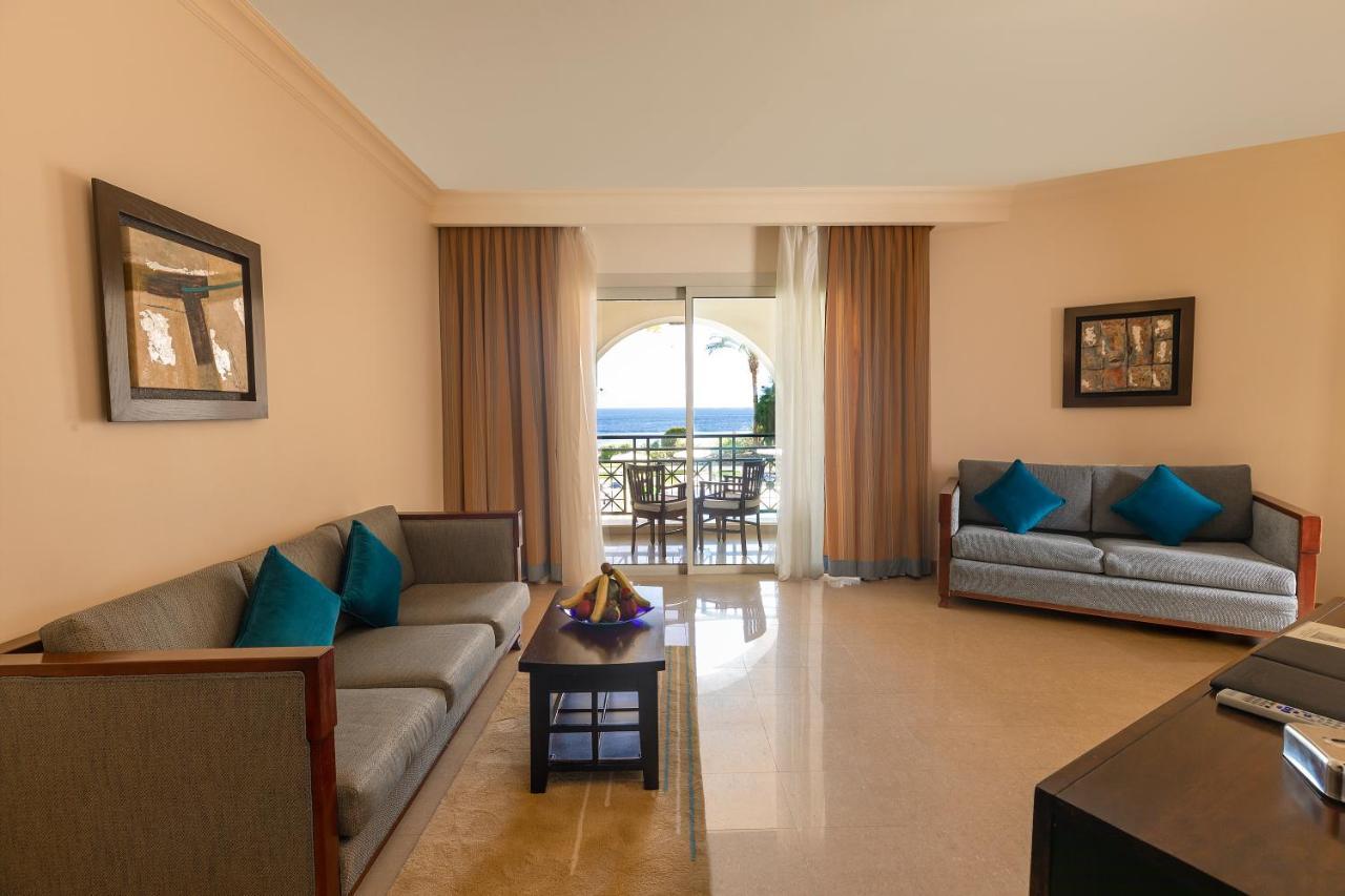 فندق وسبا ستيلا دي ماري بيتش شرم الشيخ المظهر الخارجي الصورة A living room in a suite at the Hilton Sharm El Sheikh Resort