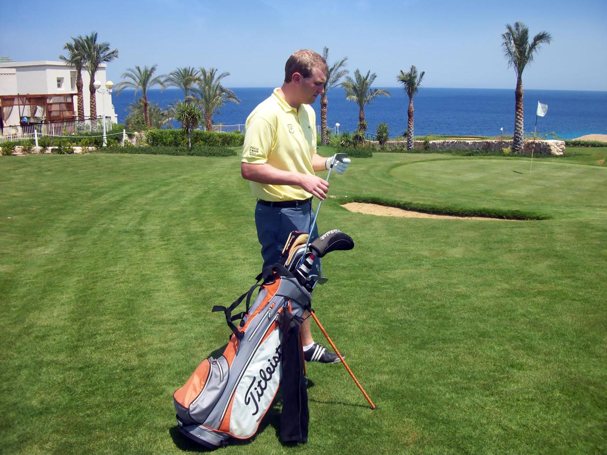 فندق وسبا ستيلا دي ماري بيتش شرم الشيخ المظهر الخارجي الصورة Golf player with a golf bag