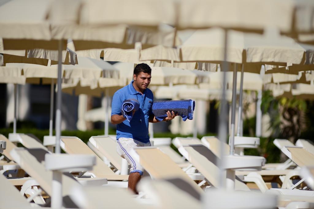 فندق وسبا ستيلا دي ماري بيتش شرم الشيخ المظهر الخارجي الصورة A hotel staff member at work
