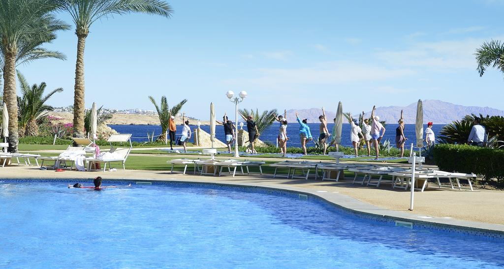 فندق وسبا ستيلا دي ماري بيتش شرم الشيخ المظهر الخارجي الصورة A group of tourists exercising at a resort in Egypt