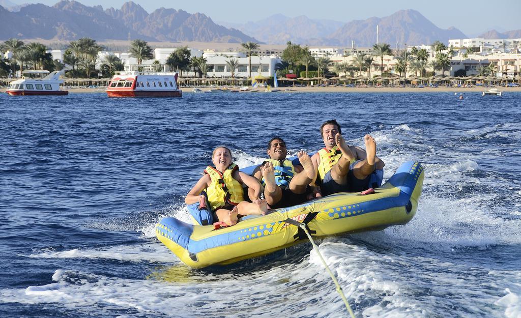 فندق وسبا ستيلا دي ماري بيتش شرم الشيخ المظهر الخارجي الصورة A group of people on a towable float