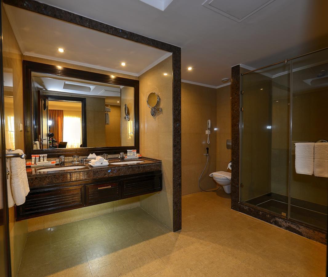 فندق وسبا ستيلا دي ماري بيتش شرم الشيخ المظهر الخارجي الصورة A bathroom in a hotel